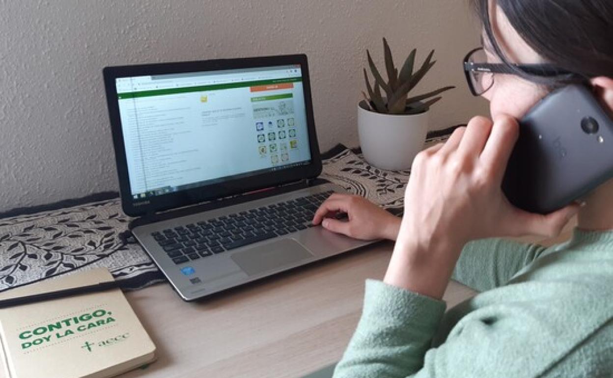 La psicóloga Blanca Cativiela ofrece herramientas a los pacientes de cáncer y recomendaciones como intentar dosificar la información del virus durante la pandemia 