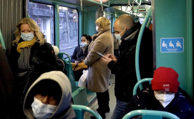 Viajeros dentro de un autobús.