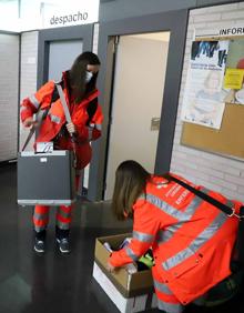 Imagen secundaria 2 - Un día con el equipo de vacunación: Las encargadas de inyectar la luz al final del túnel en Burgos