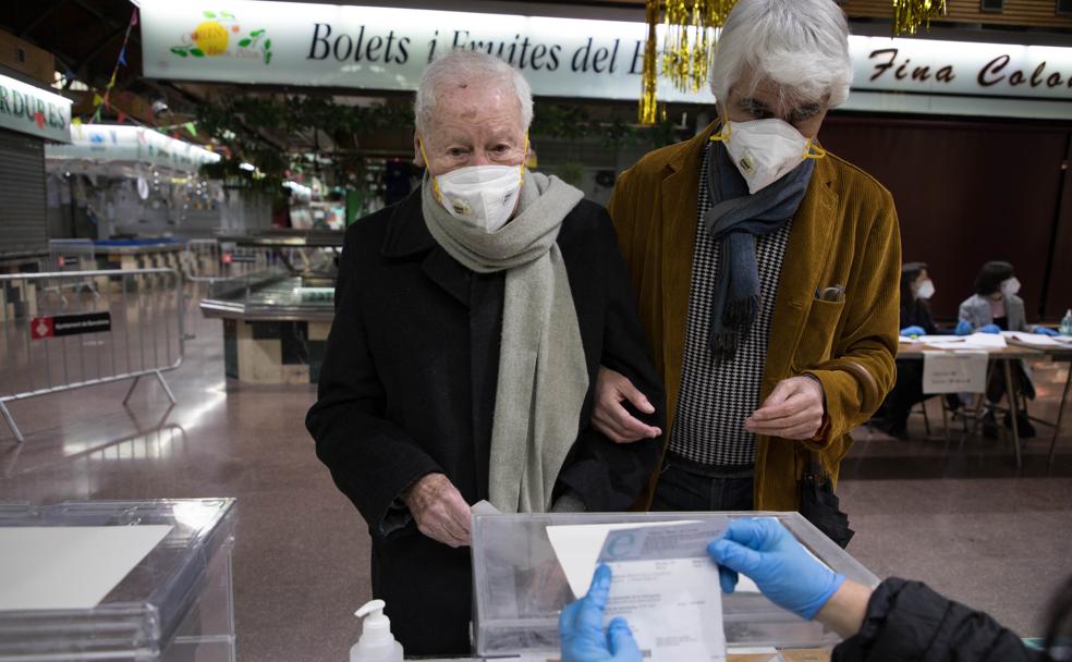 Pere Quintana, de 104 años, acude a votar junto a su hijo Luis.