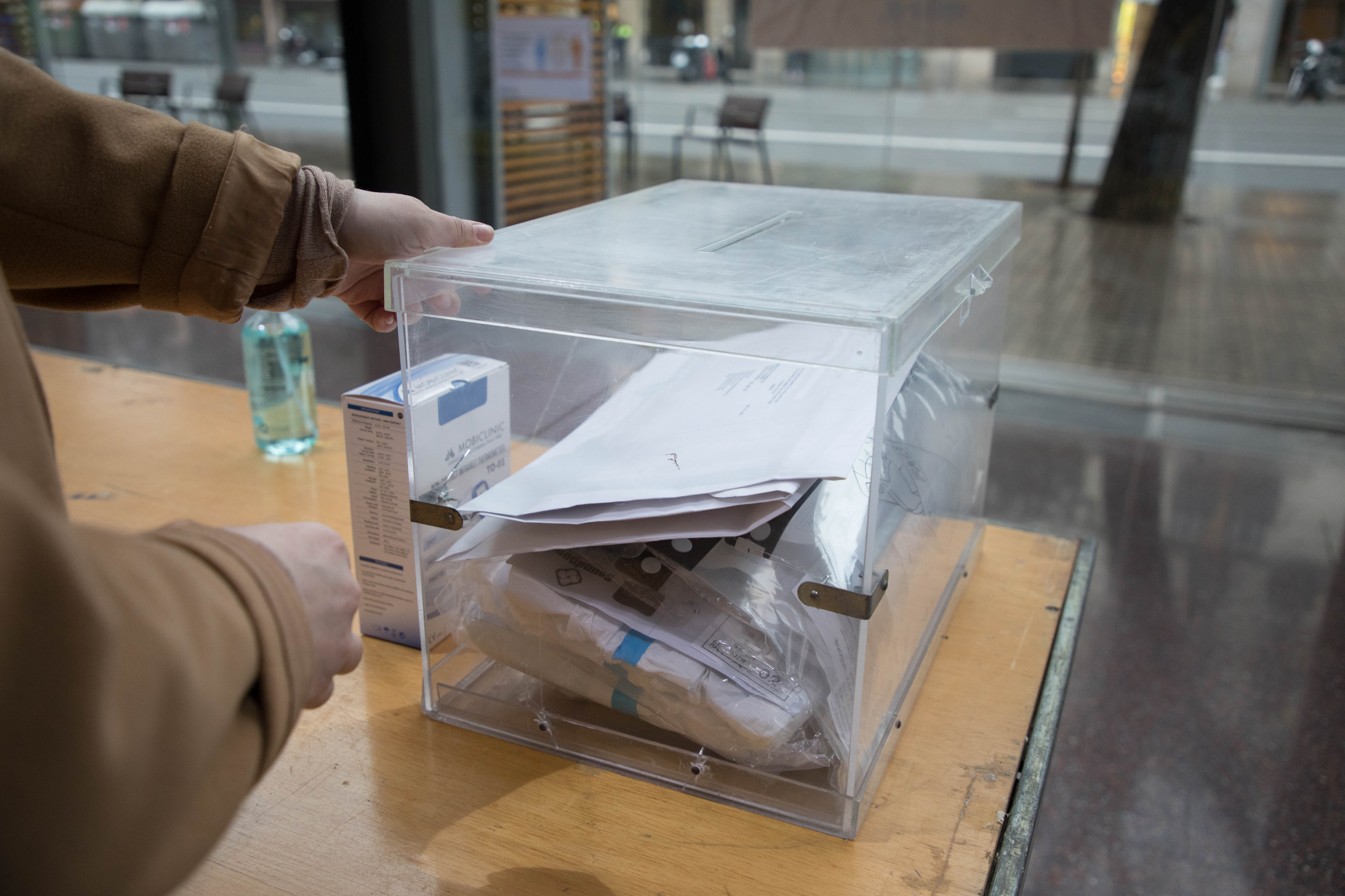 Una urna con los EPI que utilizarán los miembros de las mesas en el tramo final de la jornada electoral.