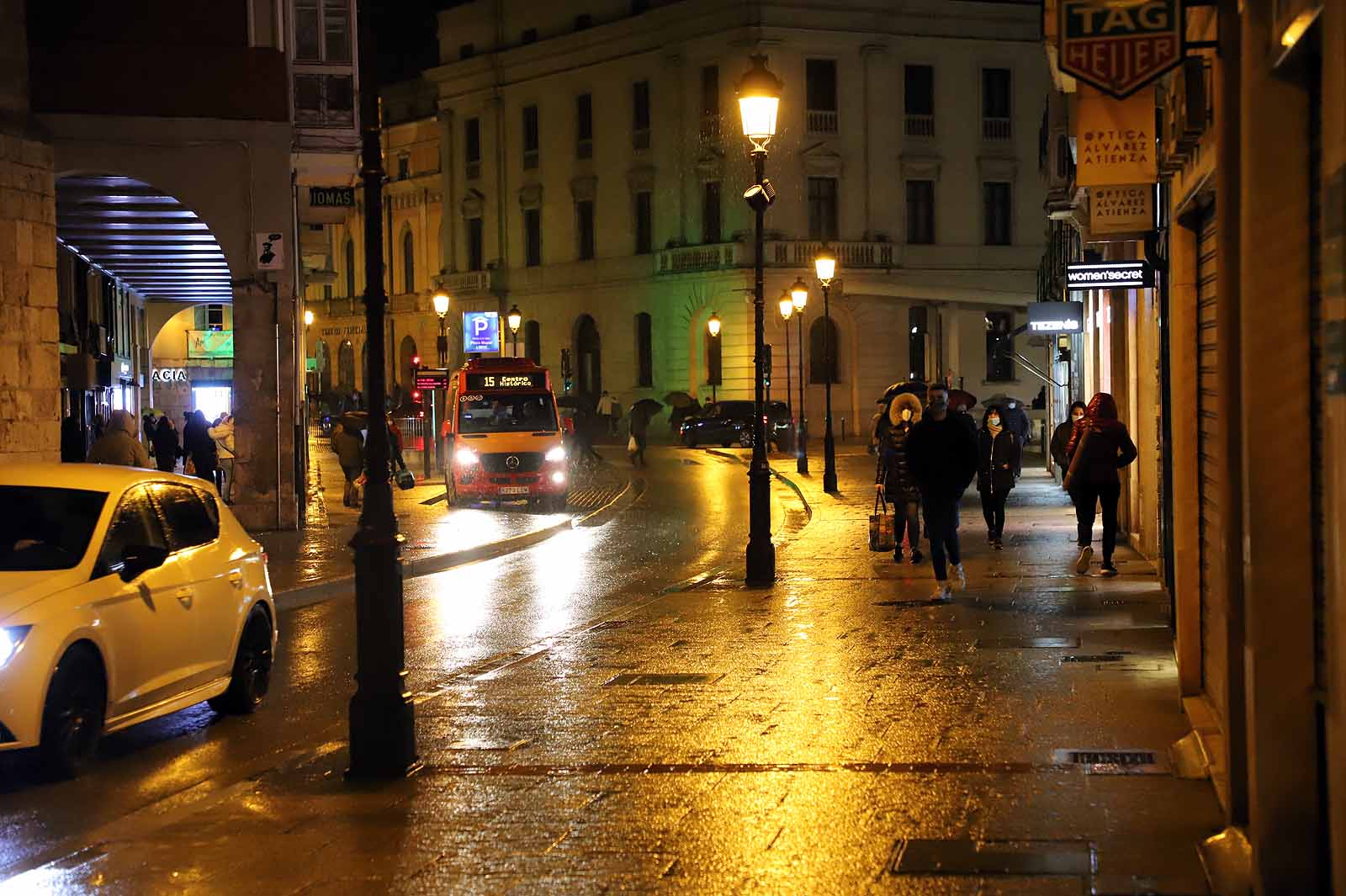 Fotos: La lluvia desluce la primera tarde sin toque de queda a las 20:00