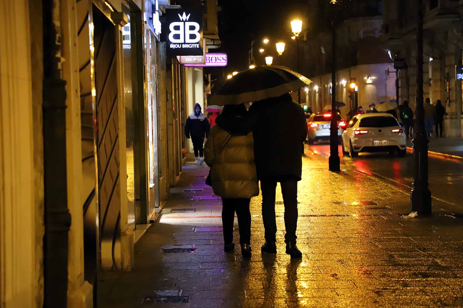 Fotos: La lluvia desluce la primera tarde sin toque de queda a las 20:00