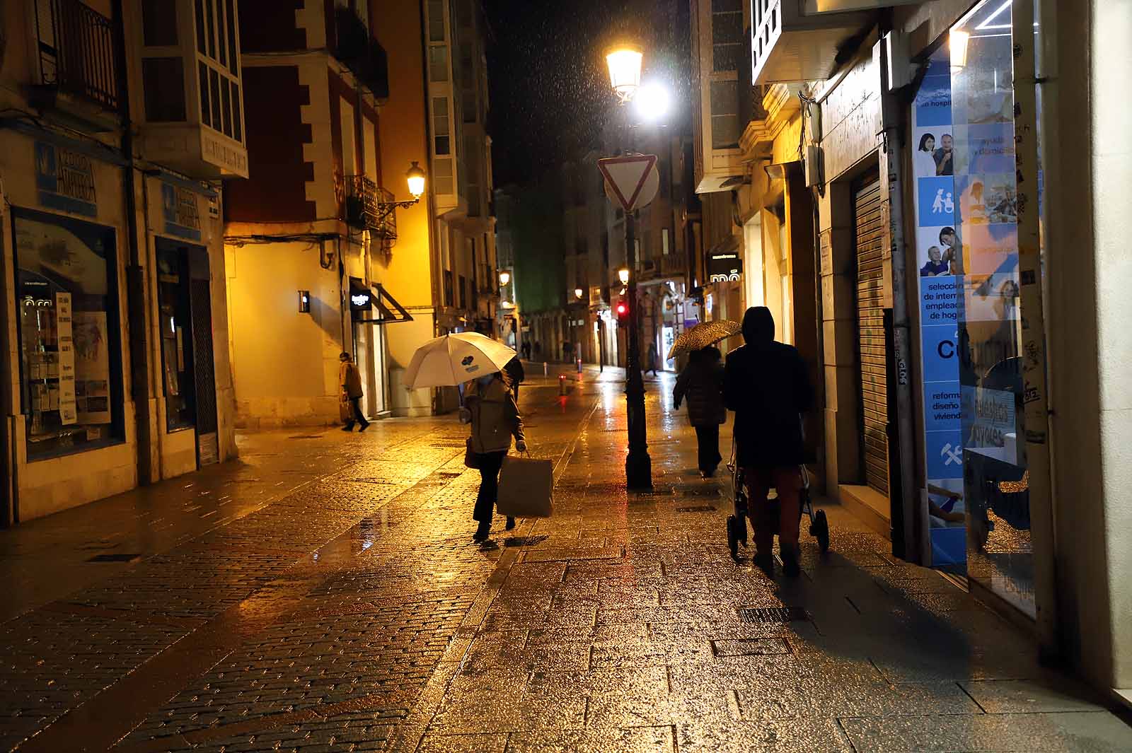 Fotos: La lluvia desluce la primera tarde sin toque de queda a las 20:00