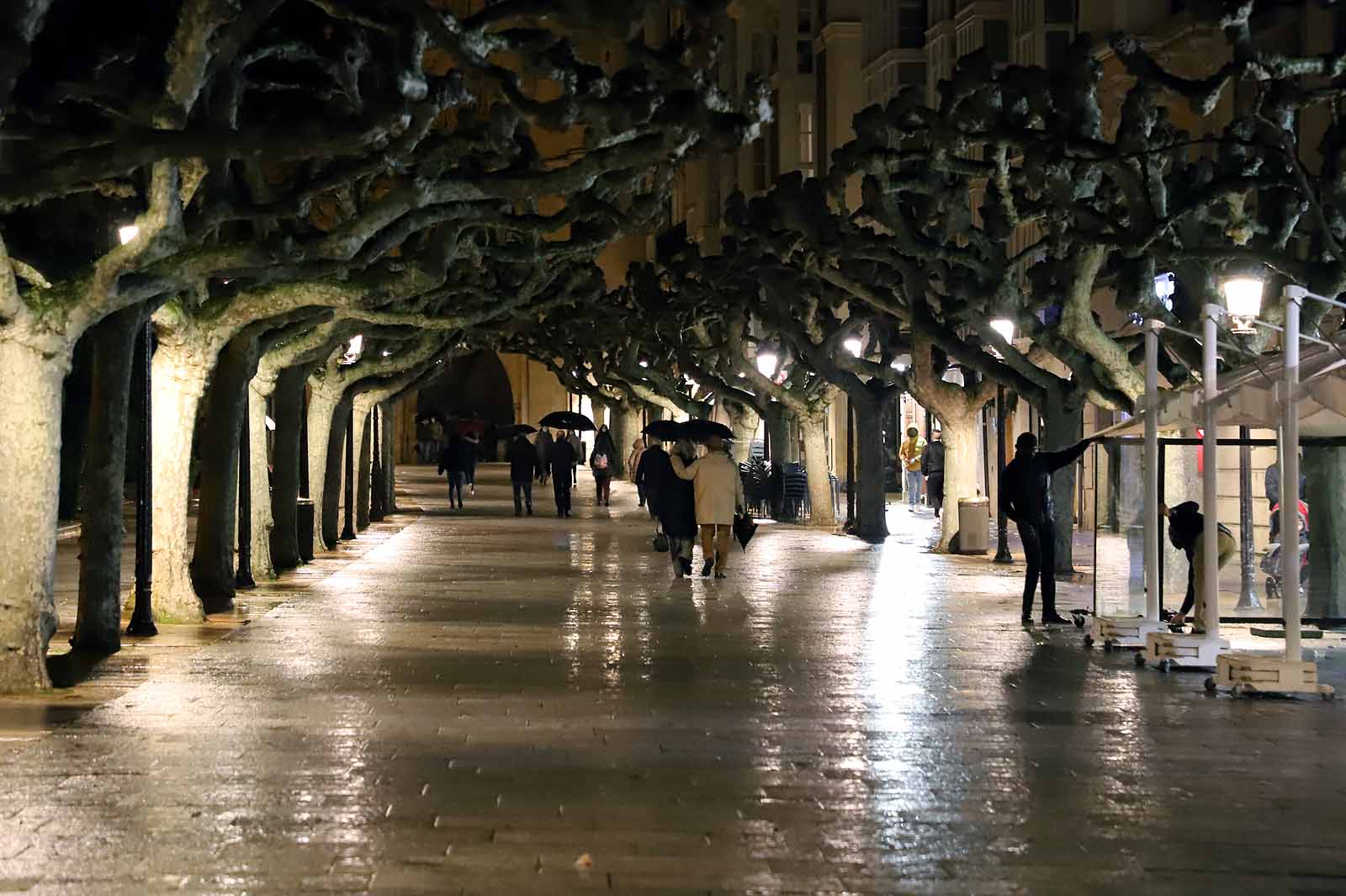 Fotos: La lluvia desluce la primera tarde sin toque de queda a las 20:00