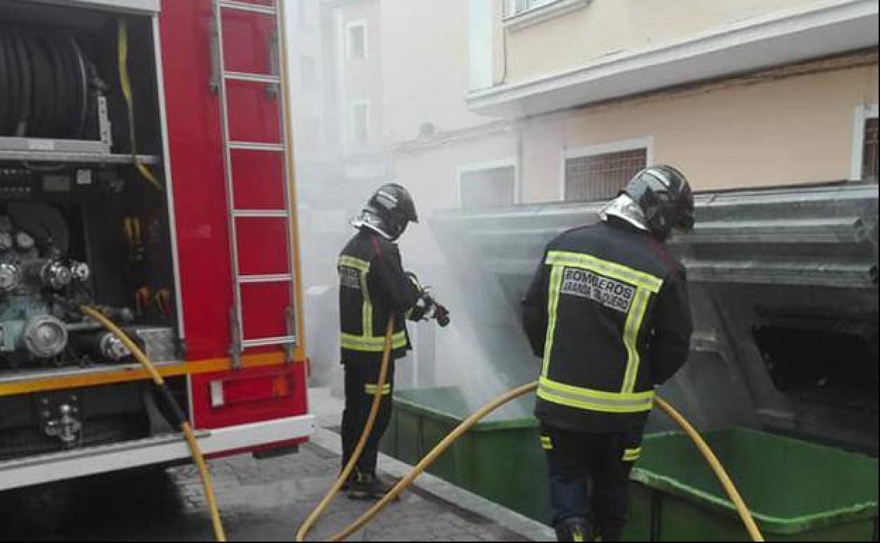 Los Bomberos de Aranda durante un servicio.