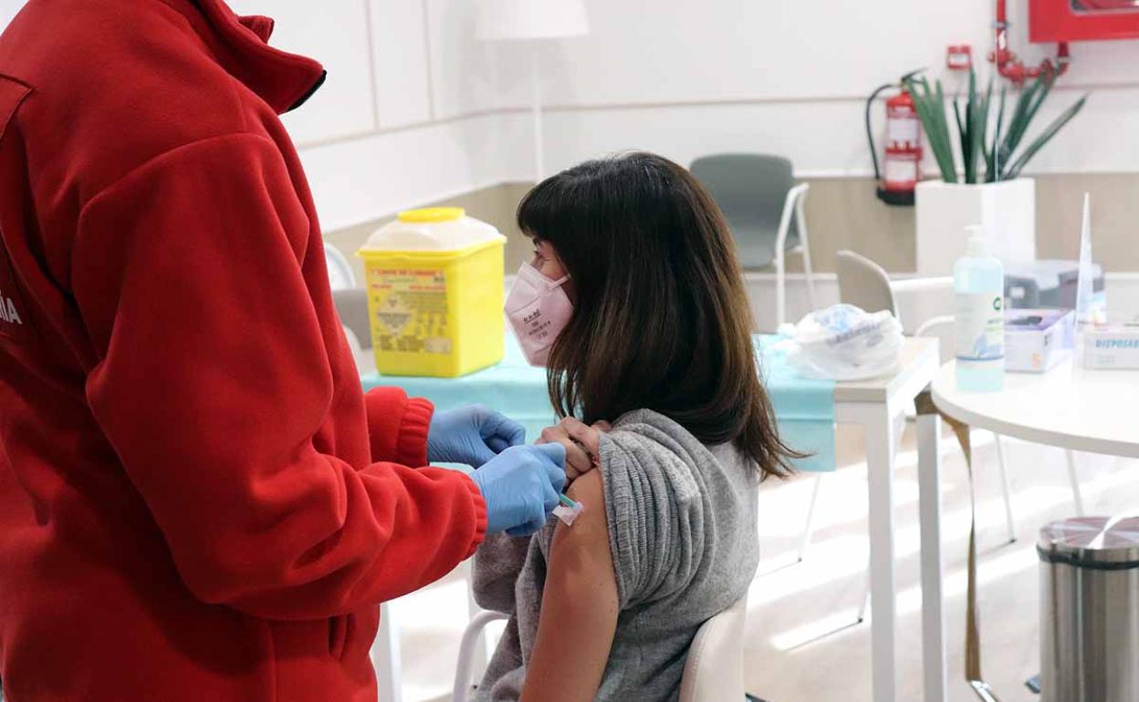 Imagen de la vacunación en la residencia CleceVitam San Pedro Poveda de Burgos.