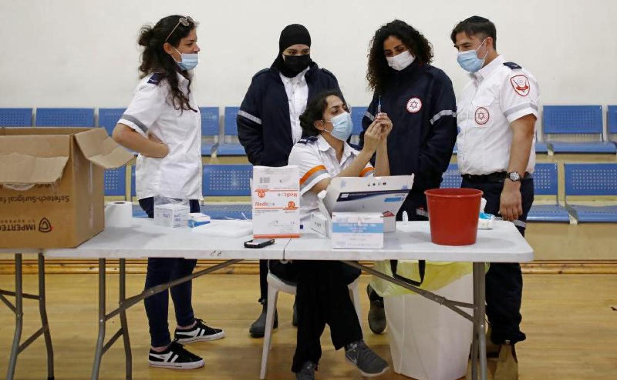 Personal médico prepara una de las vacunas contra la covid en un centro de Tel Aviv.