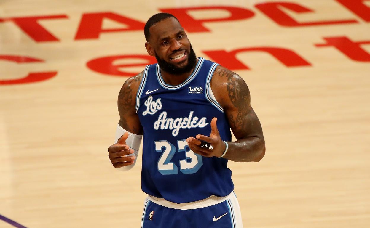 LeBron James, durante el partido entre Lakers y Nets.