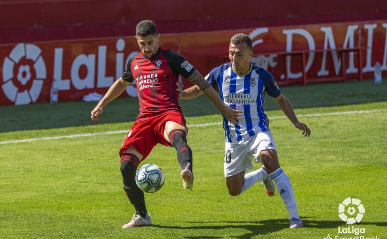 Imagen de archivo de un encuentro entre el Mirandés y la Ponferradina. 