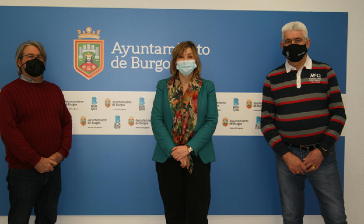 En el centro, Sonia Rodríguez Cobos, presidenta de la Gerencia Municipal de Servicios Sociales