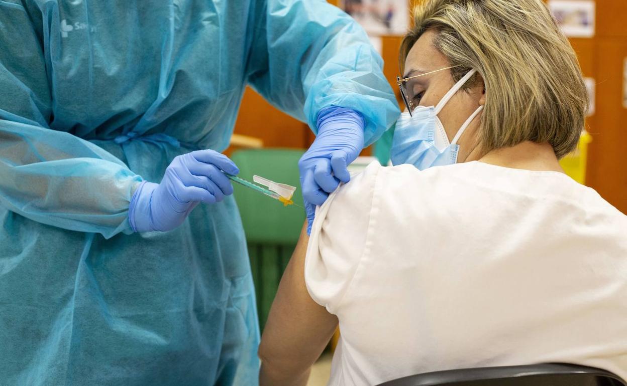 Una trabajadora de la residencia Cardenal Marcelo de Valladolid recibe una dosis de la vacuna contra el coronavirus.