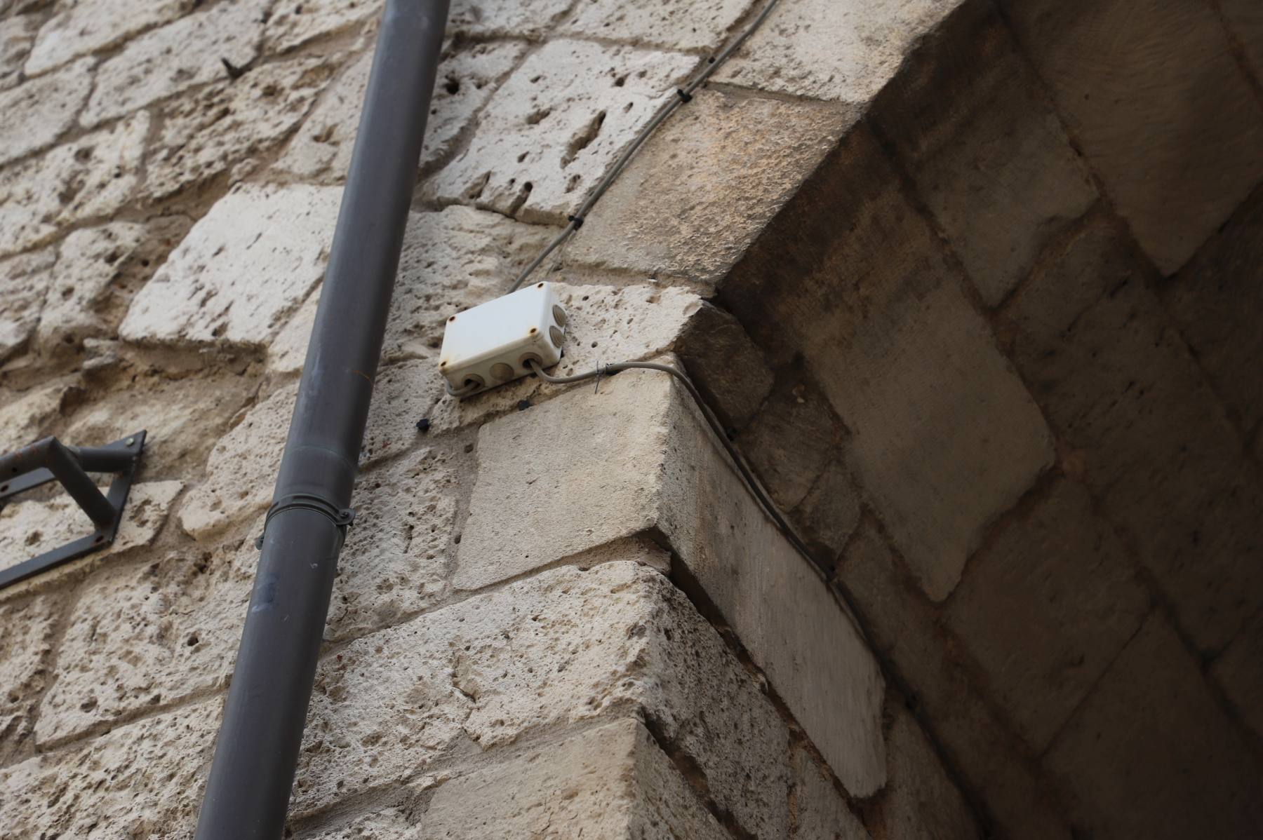 Fotos: Cables y registros eléctricos incumplen la normativa en la Catedral de Burgos