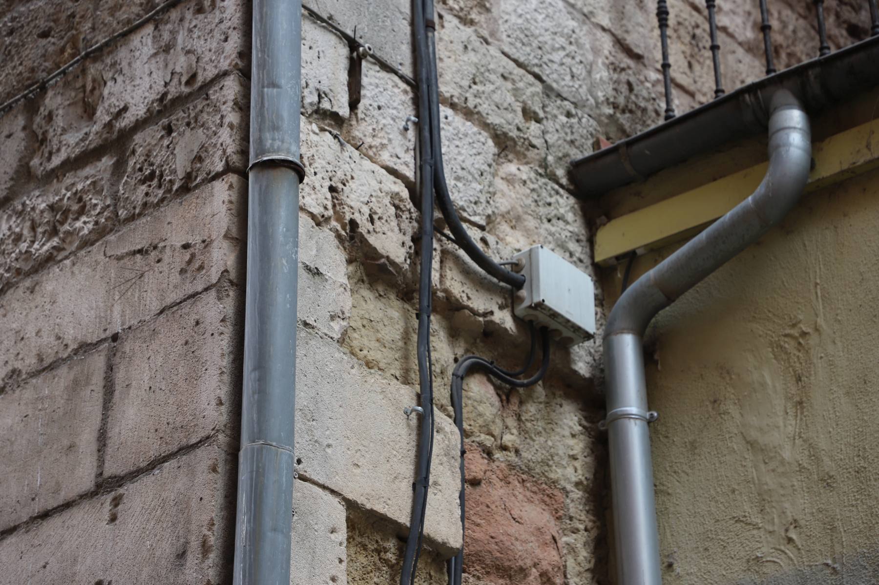 Fotos: Cables y registros eléctricos incumplen la normativa en la Catedral de Burgos