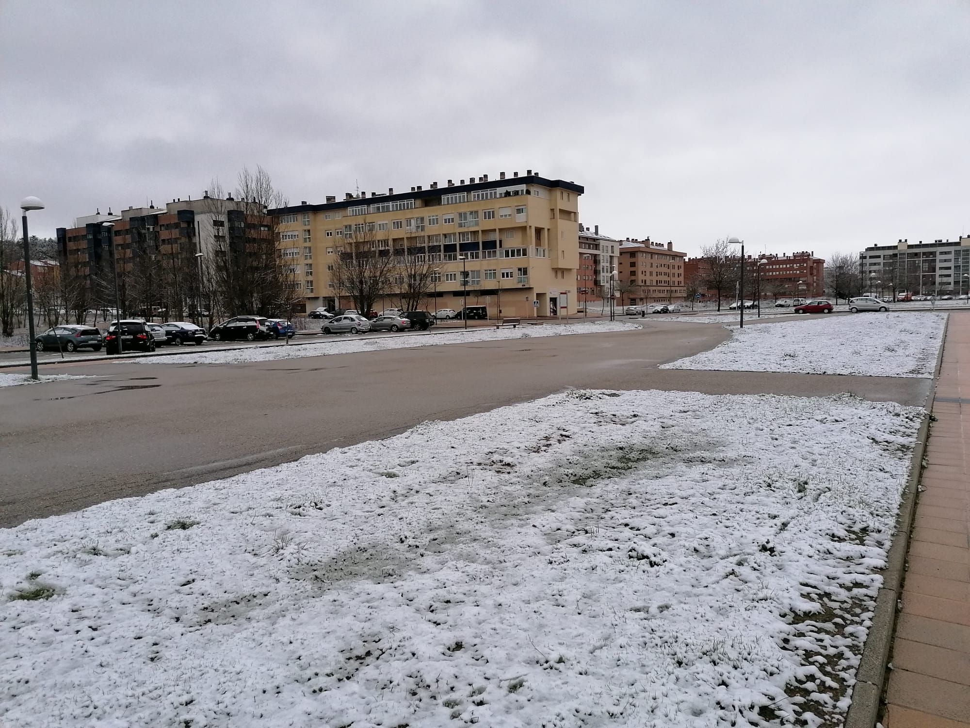 Fotos: Burgos amanece bajo una fina capa de nieve