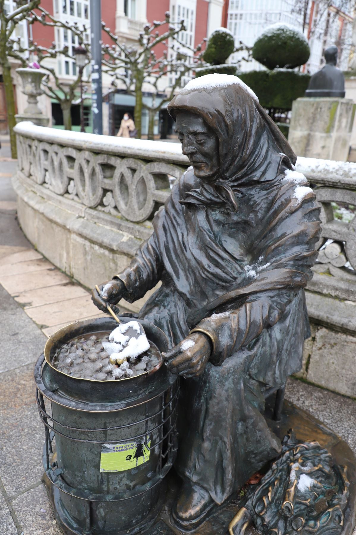 Fotos: Burgos amanece bajo una fina capa de nieve