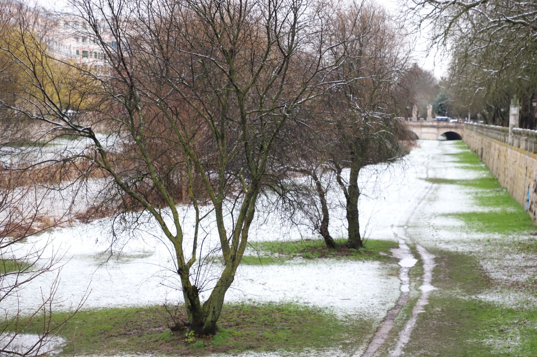 Fotos: Burgos amanece bajo una fina capa de nieve