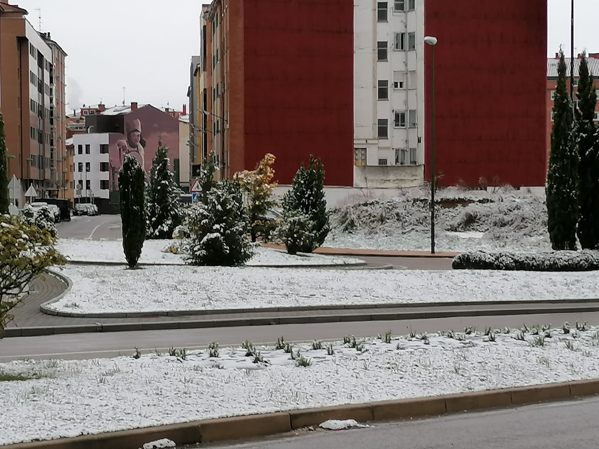 Fotos: Burgos amanece bajo una fina capa de nieve