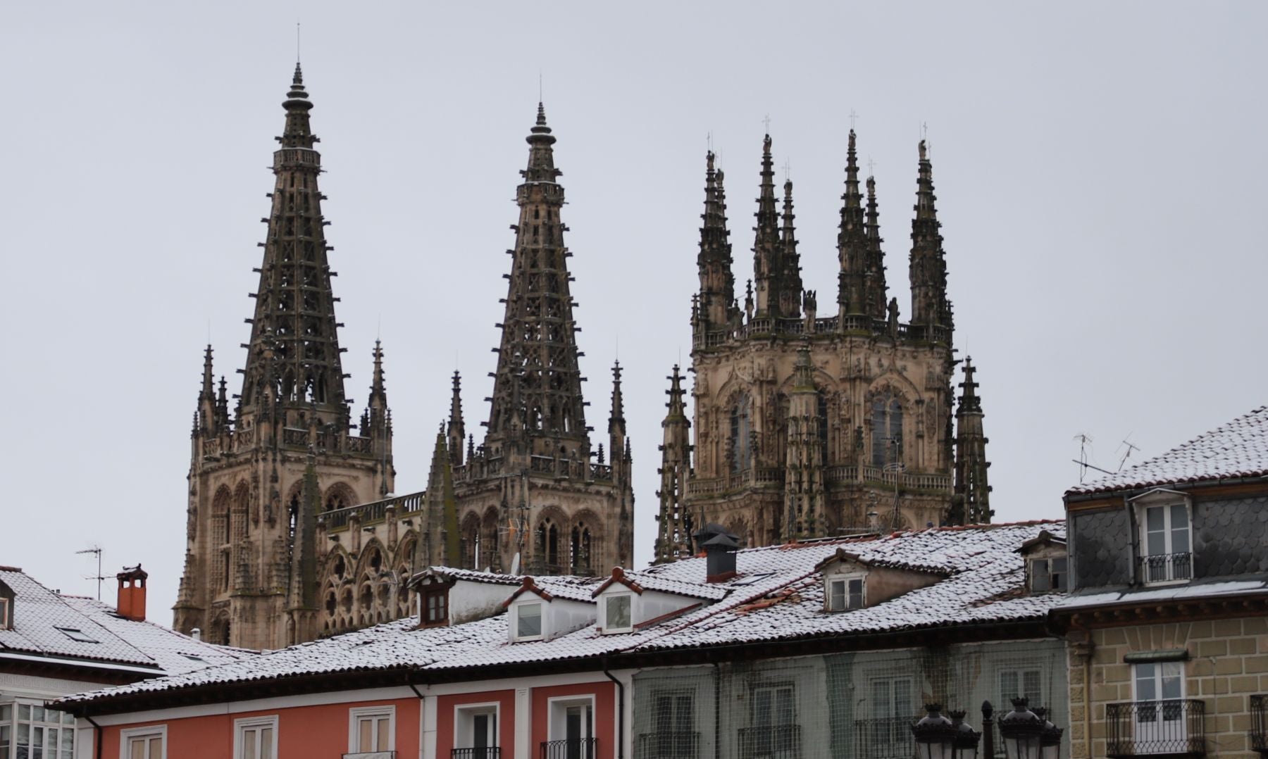Fotos: Burgos amanece bajo una fina capa de nieve