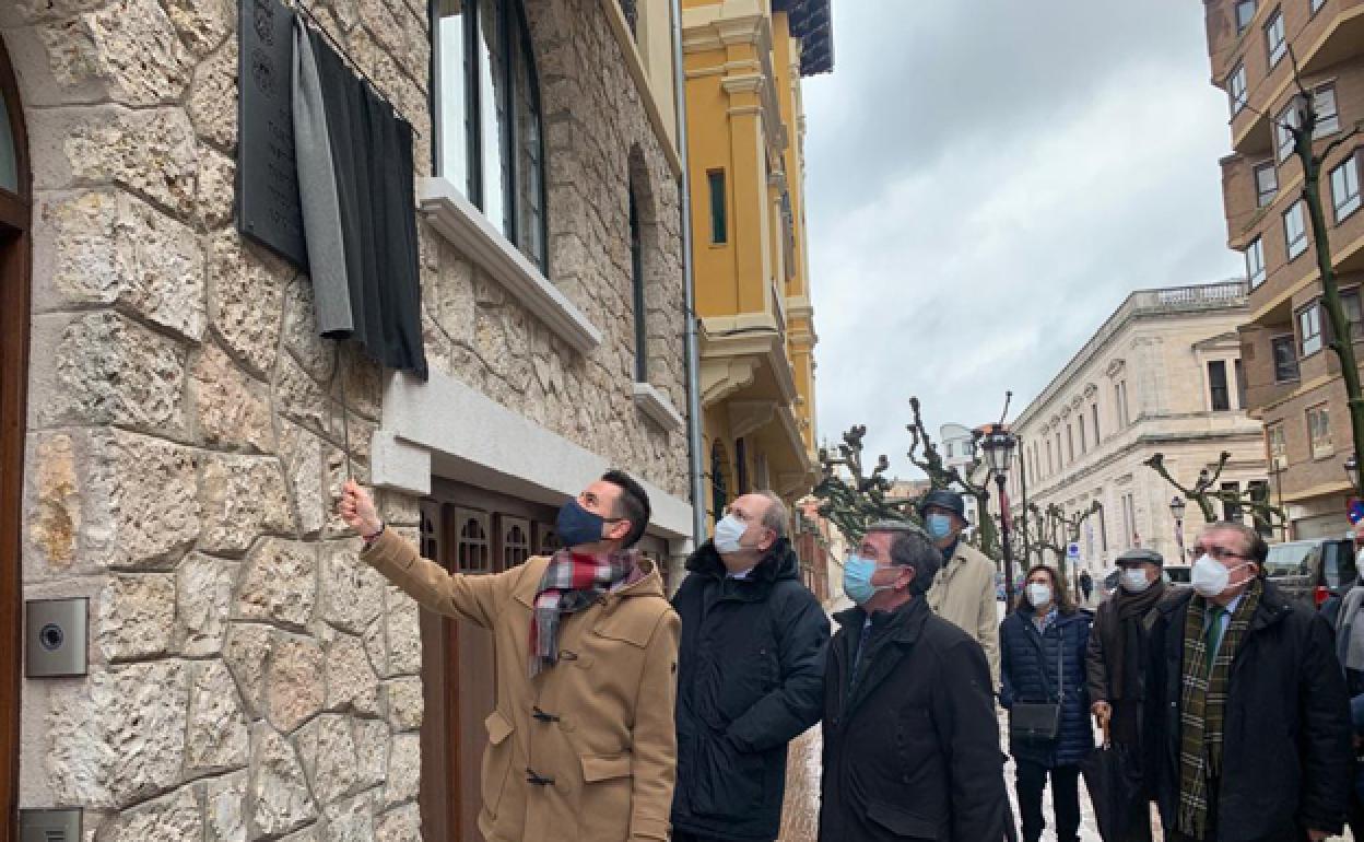 Daniel de la Rosa descubre la placa conmemorativa. 