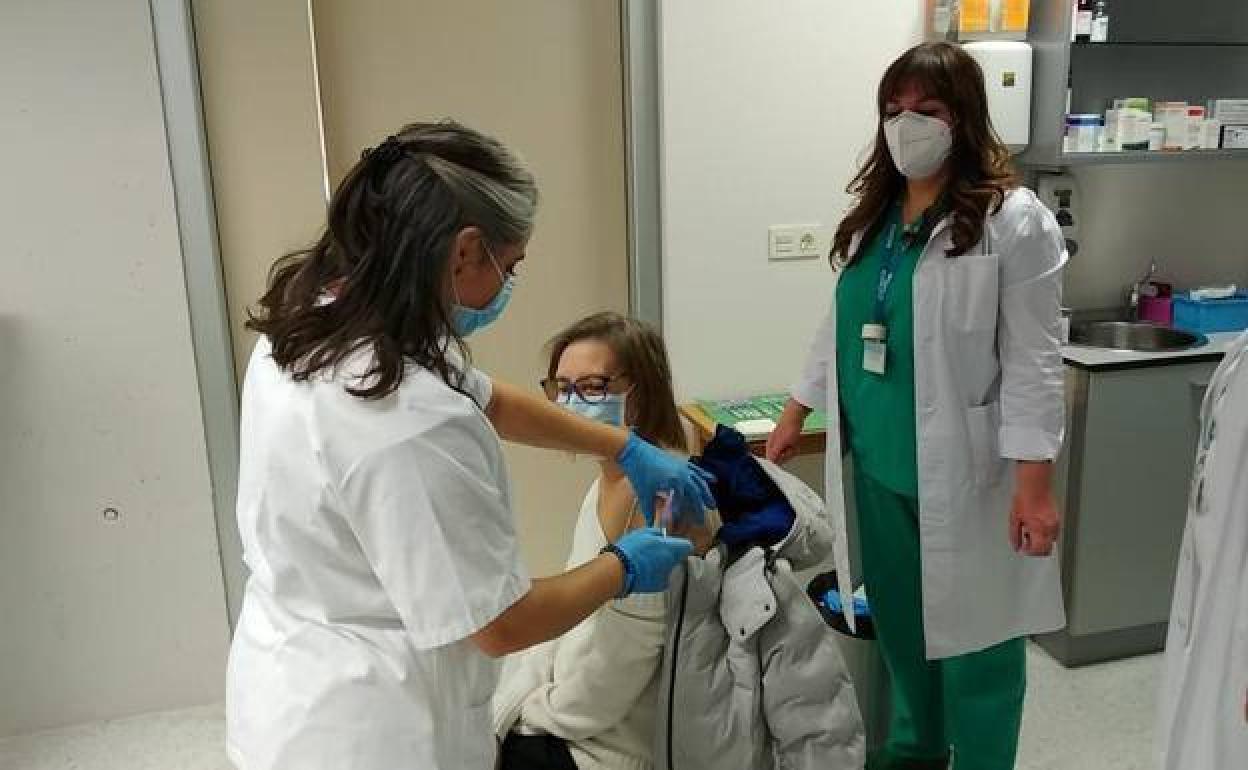 Isabel Campo, primera sanitaria vacunada del HUBU.