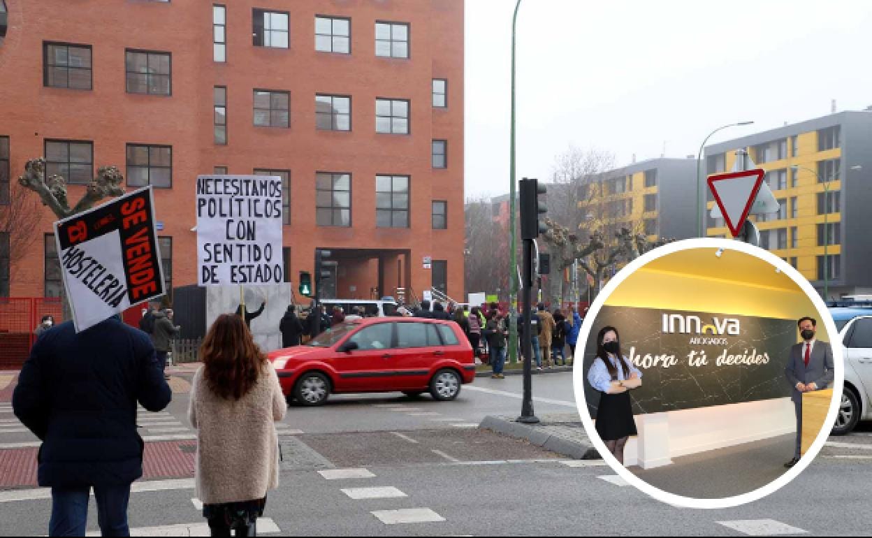 Protesta de los hosteleros en la delegación de la Junta en Burgos. A la derecha, Inés Astrain y Juan Carlos Gallardo, en el despacho Innova Abogados.
