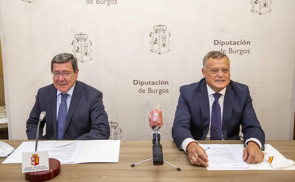 César Rico, presidente de la Diputación, y el vicepresidente Lorenzo Rodríguez, durante una rueda de prensa.. 