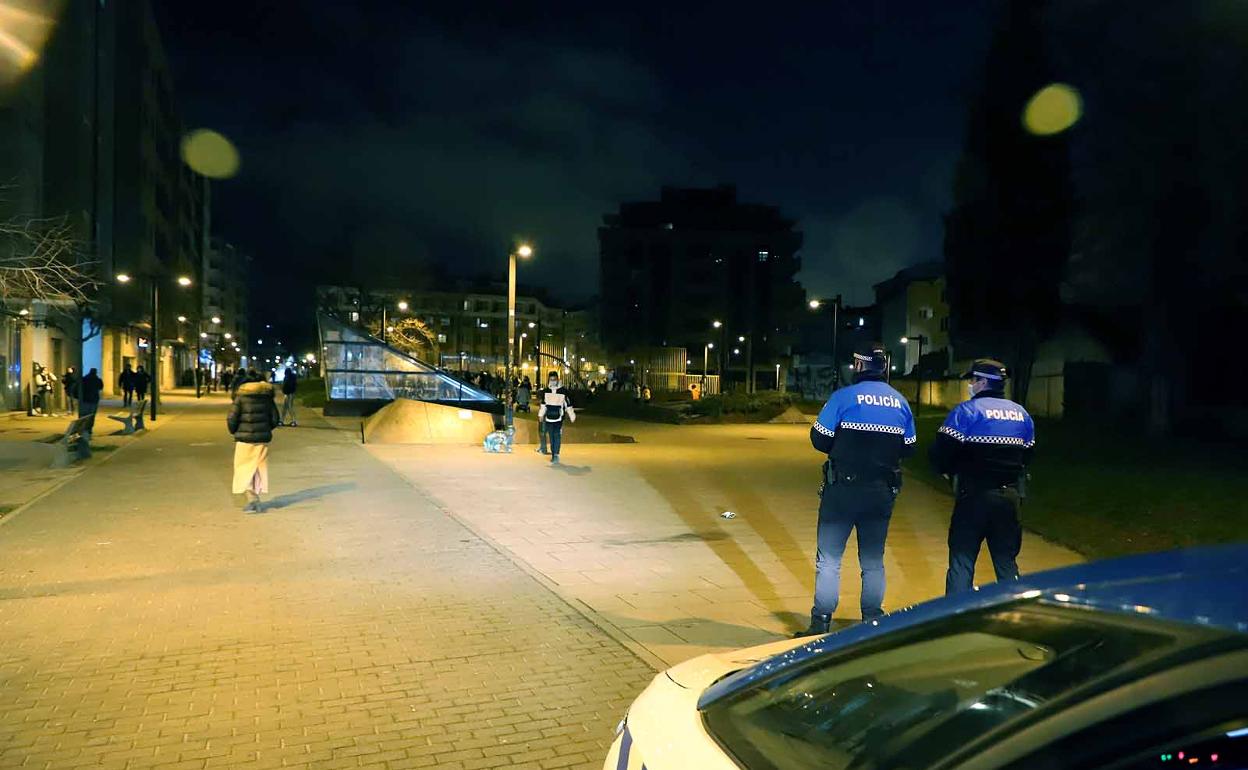 Dos agentes de Policía Local controlan la zona de Venerables este viernes.