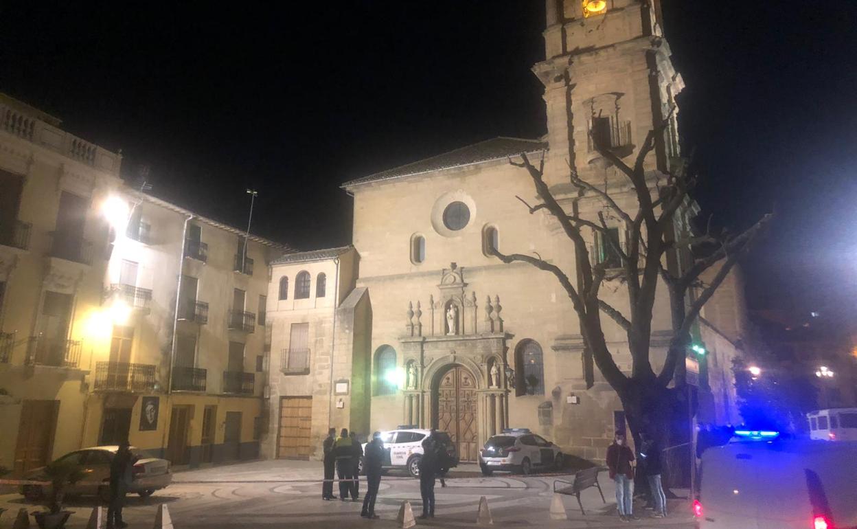 Agentes de la Guardia Civil y de la Policía Local, ante las puertas del templo.