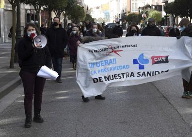 Imagen secundaria 1 - Un centenar de personas se manifiesta en Burgos en contra de la privatización de la Sanidad Pública