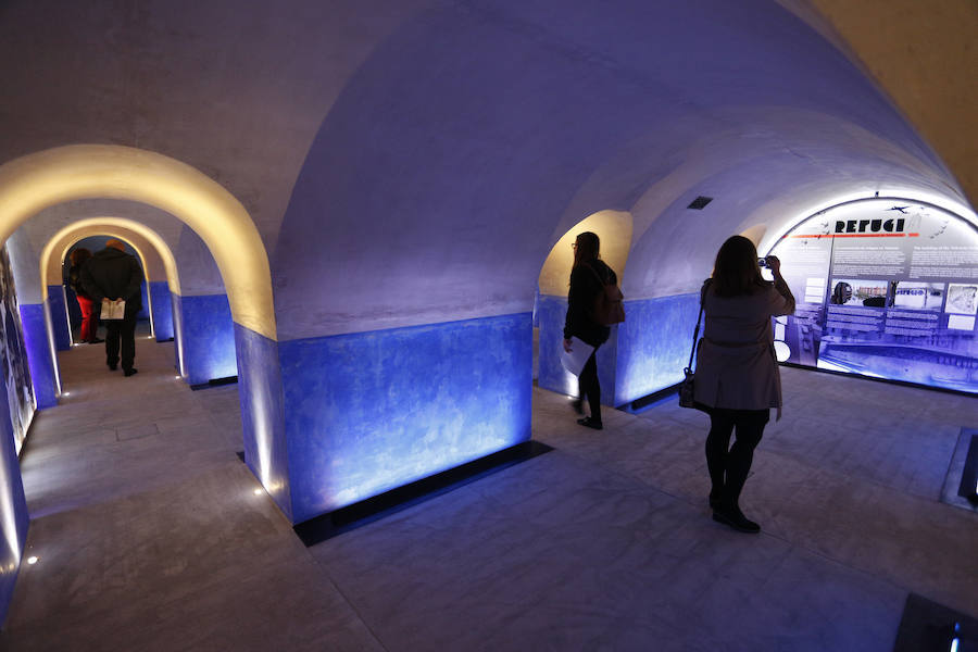 REFUGIO ANTIAÉREO EN EL AYUNTAMIENTO DE VALENCIA | Tenía dos entradas simétricas con escaleras para acceder a las cinco naves cubiertas con bóvedas, donde también habían bancos que desaparecieron con las posteriores modificaciones para readaptar los usos del lugar a un almacén y cochera. 