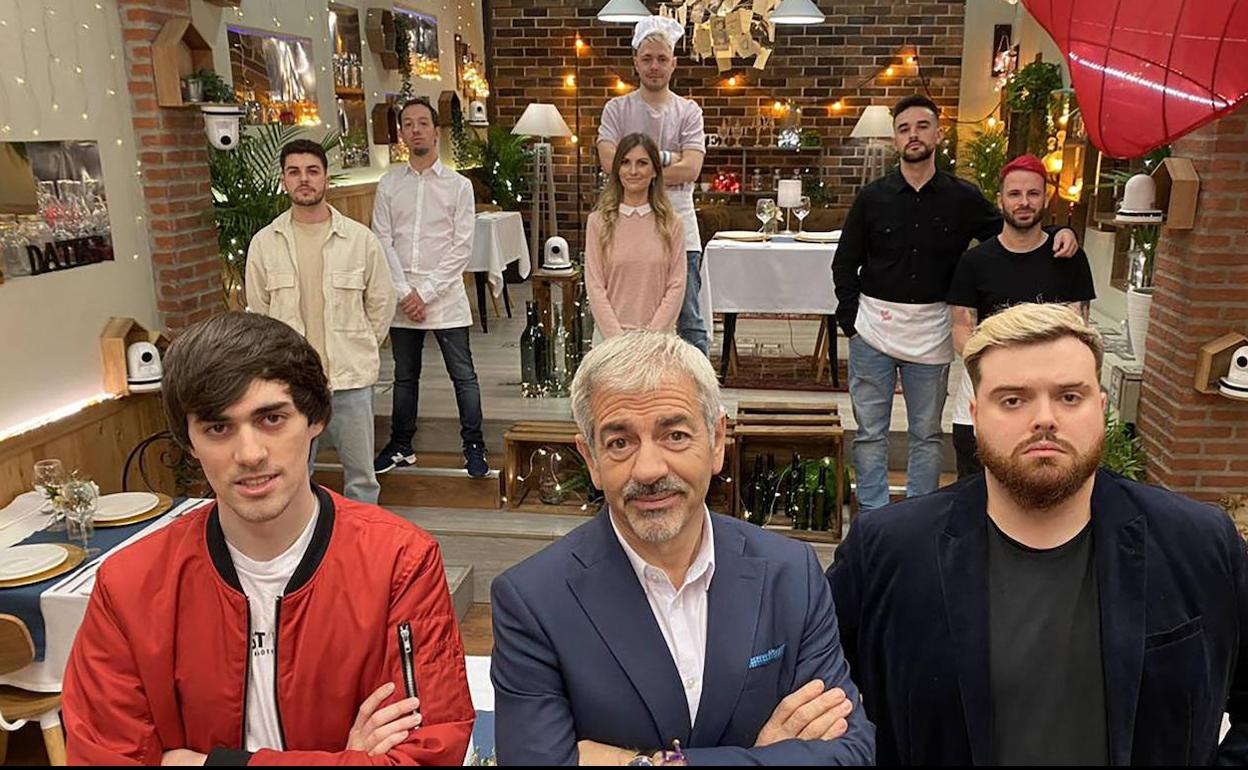 Foto del especial de 'First Dates' que emitió el canal de Ibai Llanos. En la imagen, Carlos Sobera, entre el propio Llanos y un miembro de su equipo. 