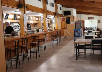 Imagen secundaria 1 - La cafetería de la Facultad de Derecho no ha abierto y se encontraban preparando su reapertura con la vista fija en el próximo lunes. 