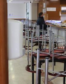 Imagen secundaria 2 - En la cafetería de Ciencias se respetaban las normas, muchas indicaciones, gel y barreras para evitar incumplir el distanciamiento social. 