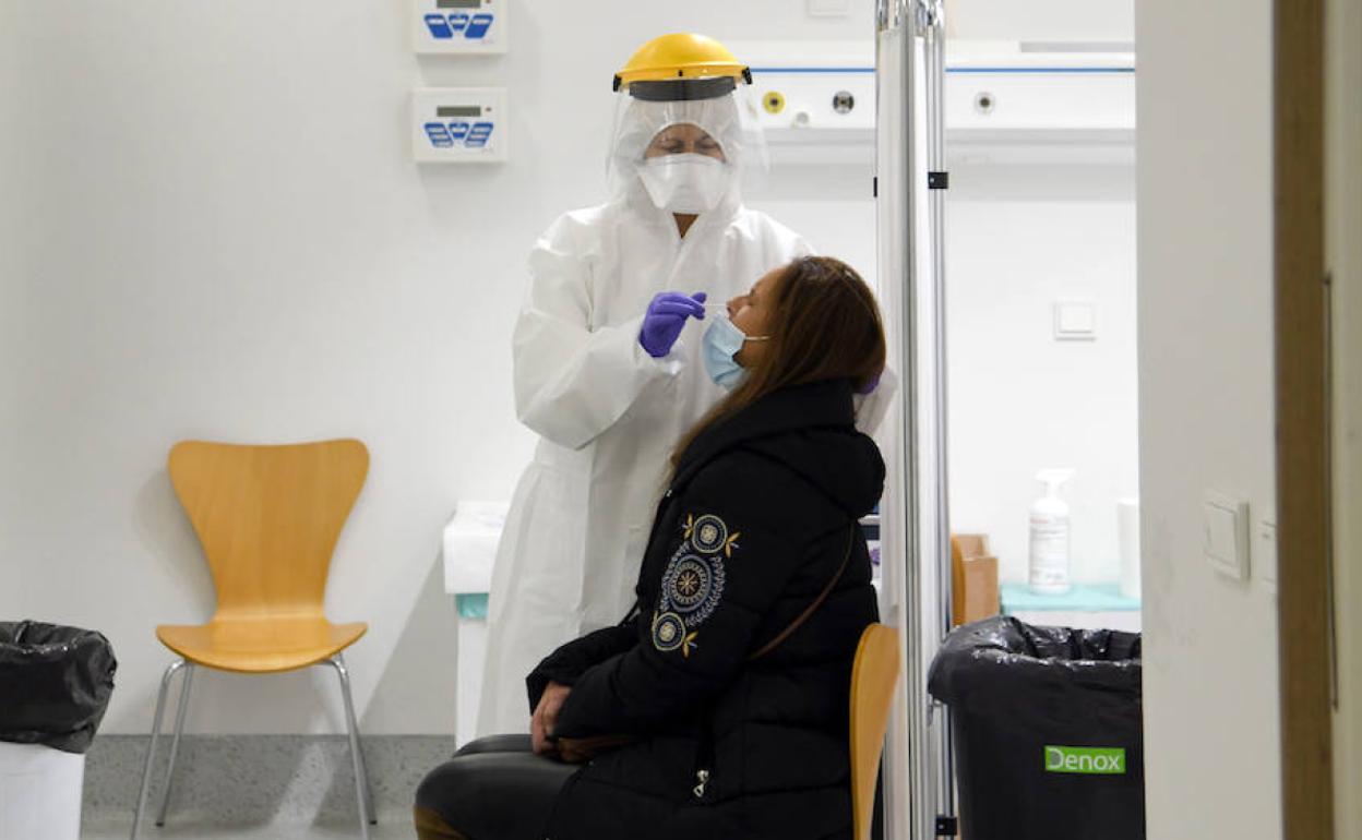 Cribado con test de antígenos realizado en la zona básica de salud de Los Cubos en la capital.