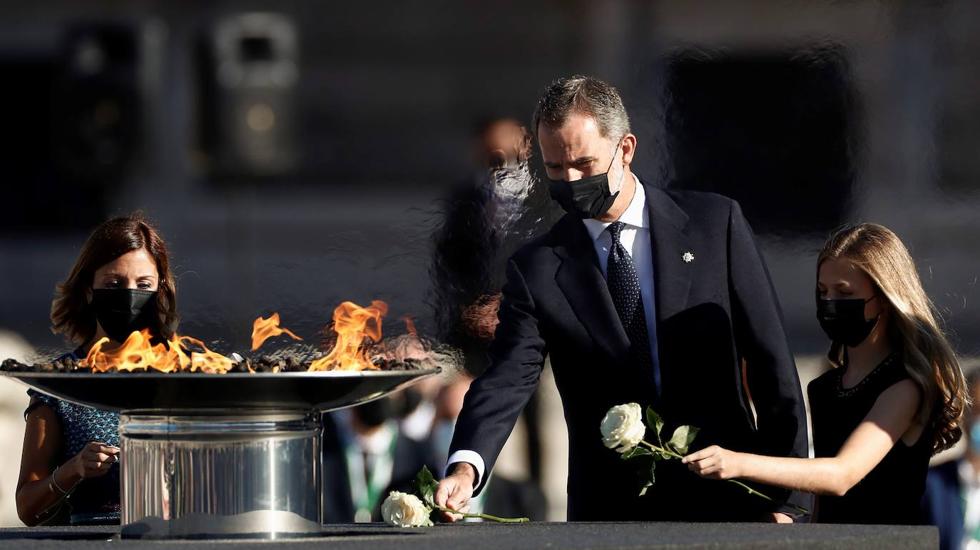 El Rey, la la Reina Letizia y la Princesa de Asturias realizan una ofrenda floral durante homenaje a las víctimas celebrada en Madrid el 16 de julio. 