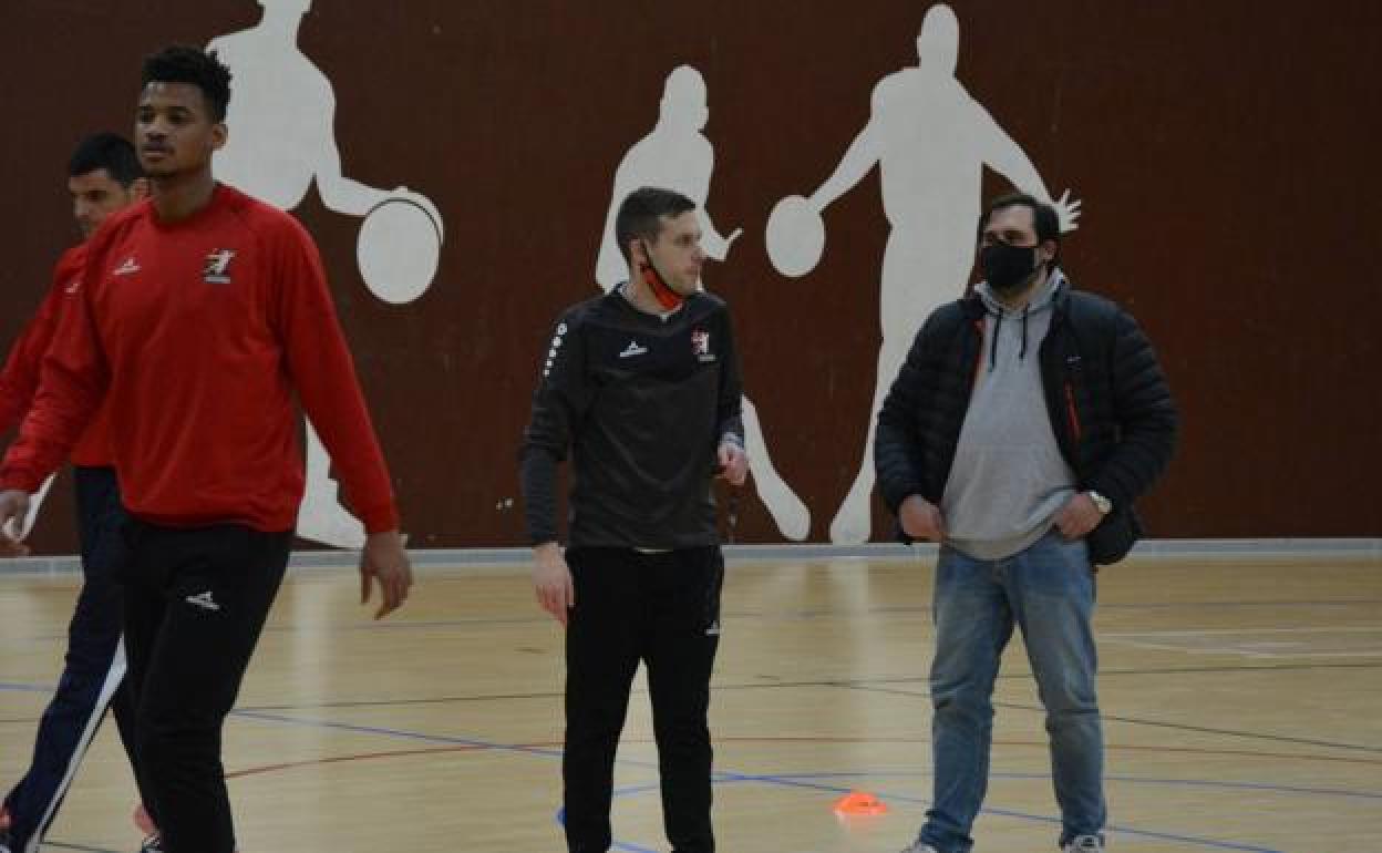 Nacho González, dirigiendo un entrenamiento con su segundo, Jorge Berzosa. 