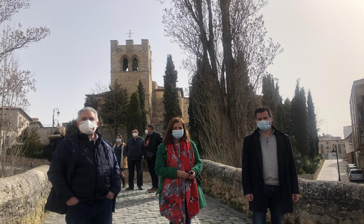 Luis Tudanca (dcha), junto a la secretaria provincial de Burgos, Esther Peña y el secretario en la Ribera del Duero, Ildefonso Sanz, en el puente románico de Aranda