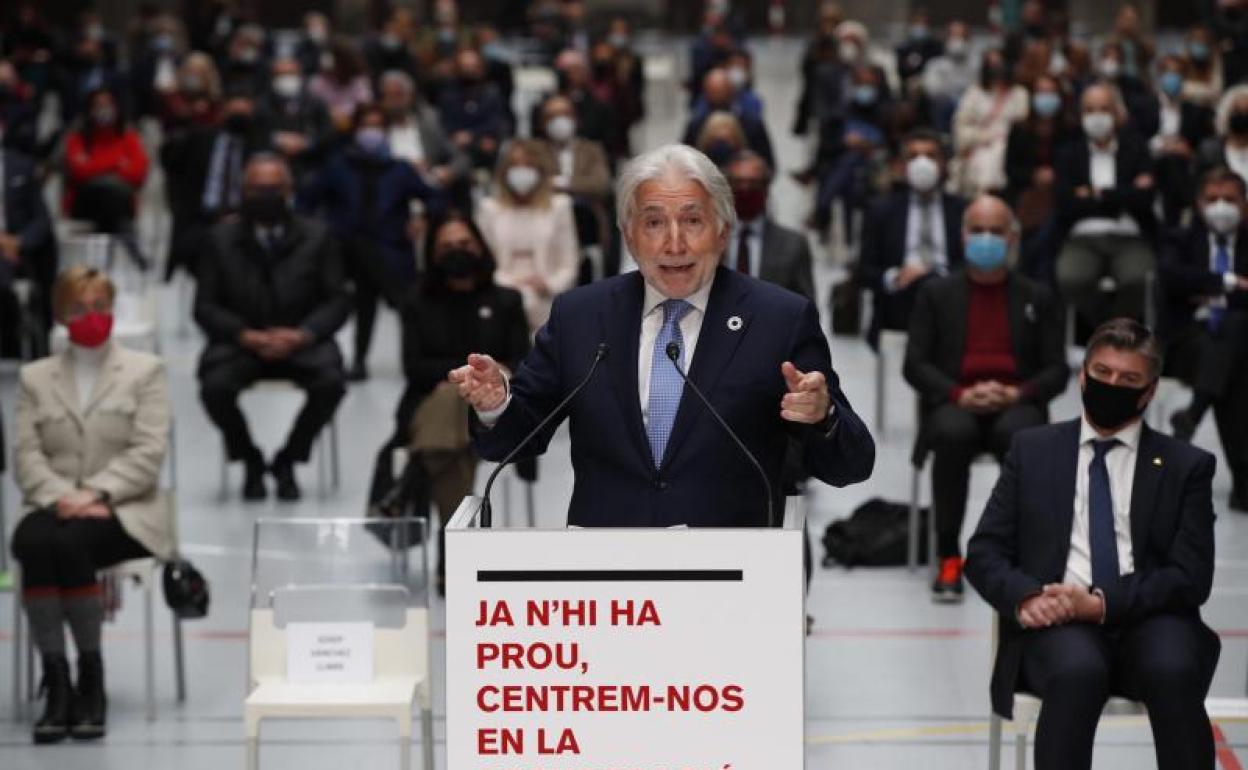 El presidente de Foment del Treball, Josep Sánchez Llibre, durante su intervención en el acto celebrado este jueves por el mundo empresarial catalán en Barcelona contra la violencia en las calles 