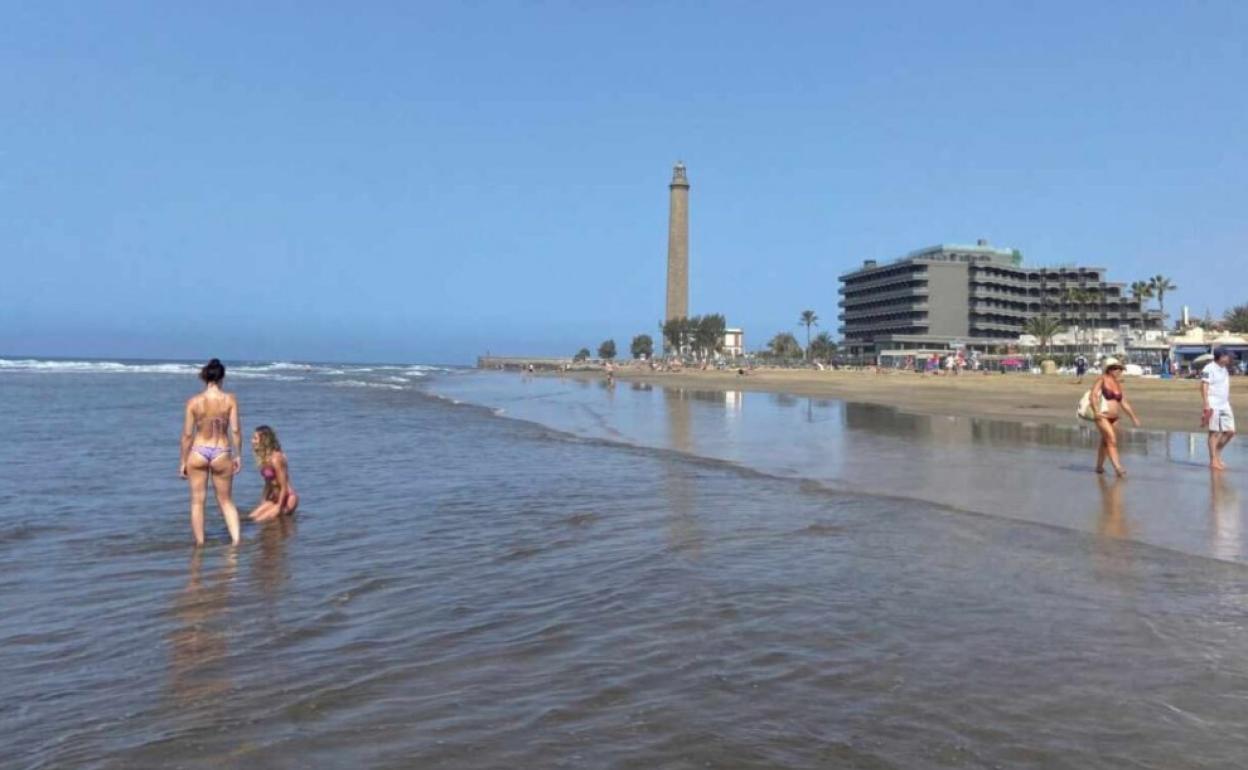 Playa de Maspalomas (Gran Canaria) casi vacía de turistas.