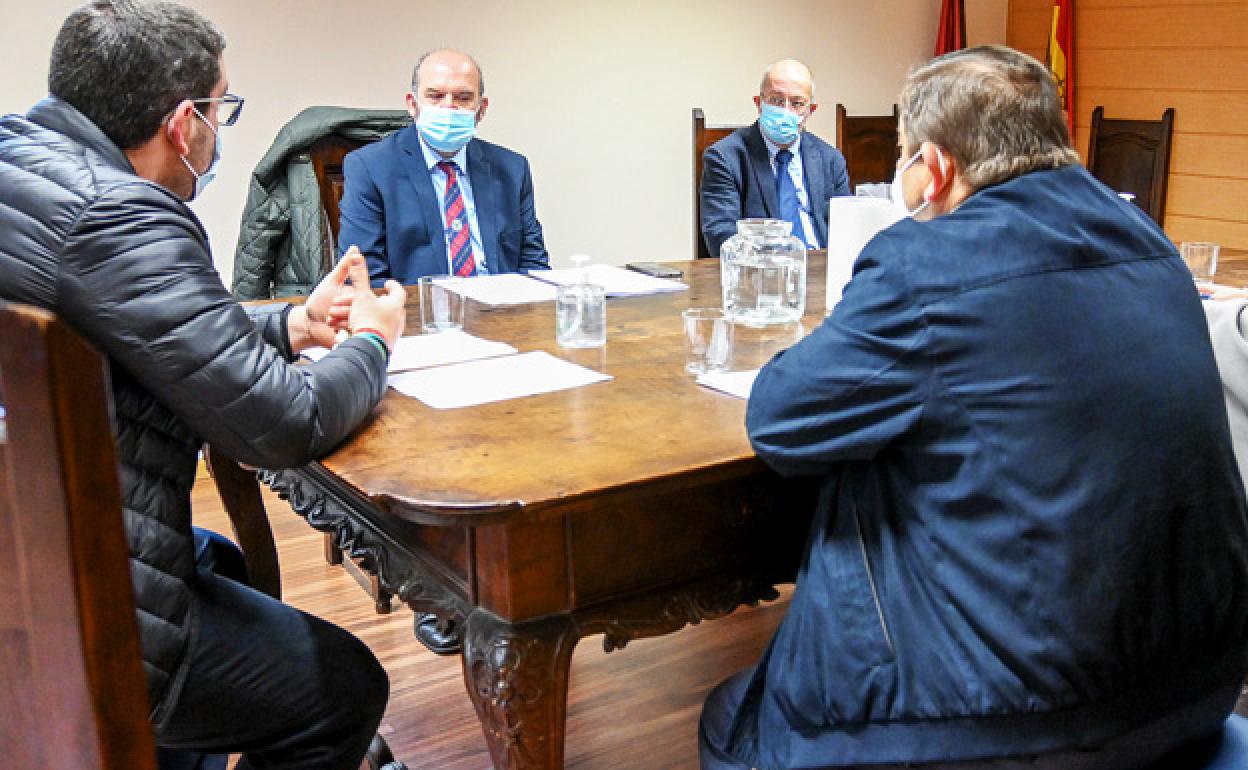 Igea, al fondo, en su reunión con algunos miembros de la corporación municipal de Belorado. 