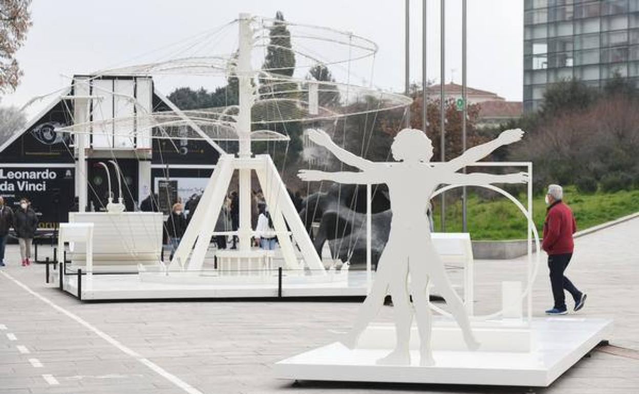 Parte de la exposición en el paseo de Atapuerca.