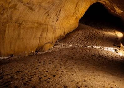 Imagen secundaria 1 - De arriba a abajo y de izda. a dcha. Detalle de una huella humana (Galería de las Huellas I); Vista de la Galería de las Huellas y Rastros de pisadas humanas de la Galería de las Huellas II. 