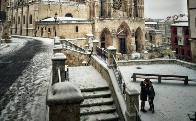 La foto de Juan José Asensio cogelaba esta muestra de amor entre Laura y Sergio frente a la Catedral de Burgos.