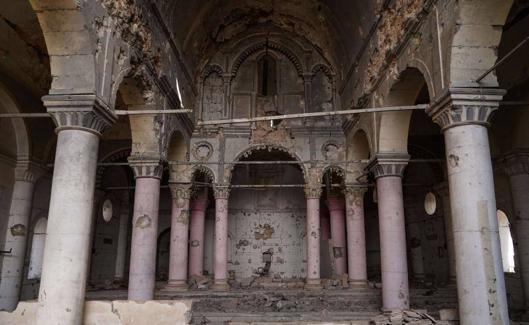 Interior de la iglesia de Al-Tahira, reconstruida tras arrasarla el EI.