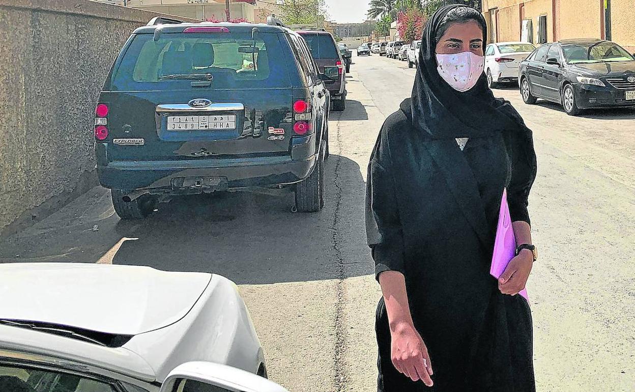 La activista saudí Loujain al-Hathloul camina por las calles de Riyadh.