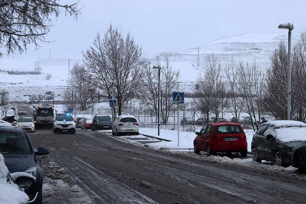 Fotos: La nieve imprevista ha provocado algunos atascos en Burgos