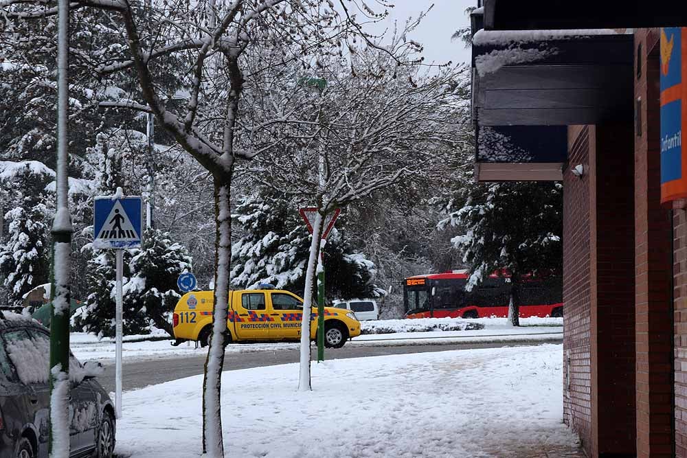 Fotos: La nieve imprevista ha provocado algunos atascos en Burgos