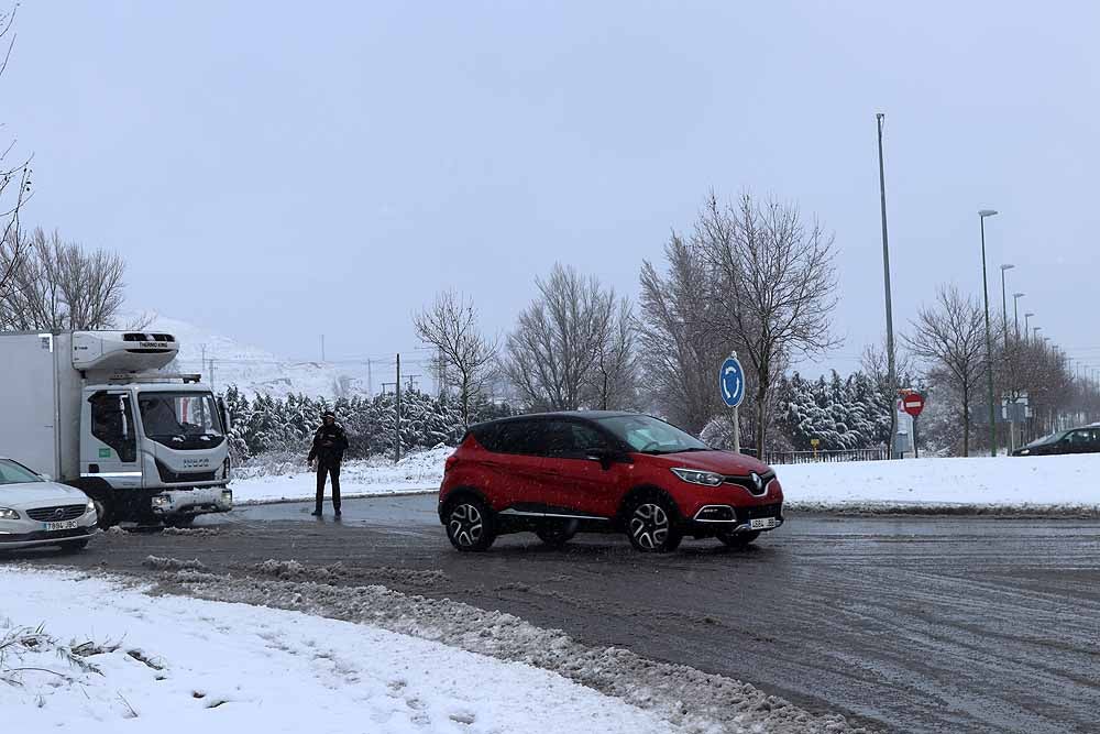 Fotos: La nieve imprevista ha provocado algunos atascos en Burgos