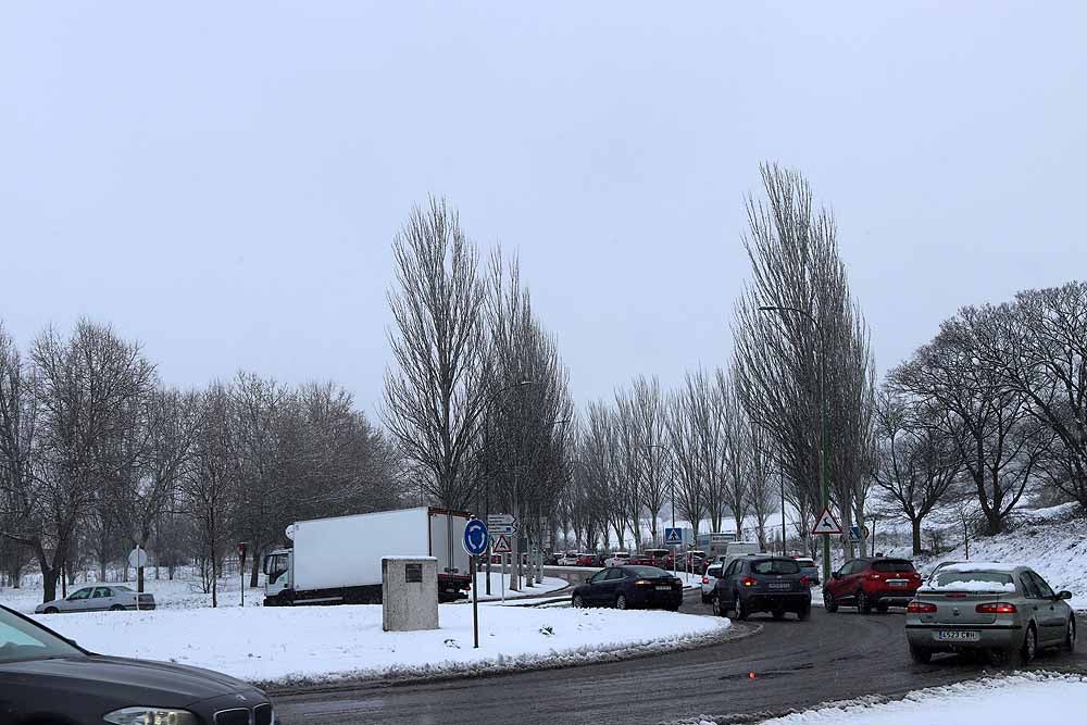 Fotos: La nieve imprevista ha provocado algunos atascos en Burgos